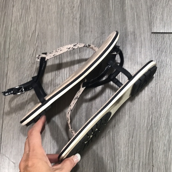 Clarks Black Patent Leather & Snakeskin Embossed Thong Style Sandals size 9 - Picture 5 of 8